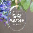 En nuestros corazones personalizados acaricie el ornamento conmemorativo